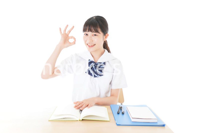 グッドサインをする笑顔の女子学生