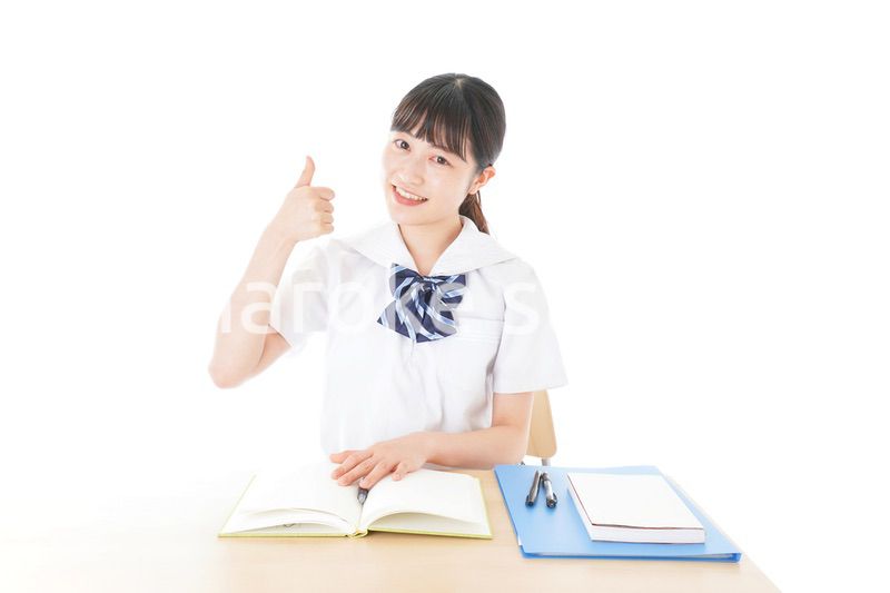 グッドサインをする笑顔の女子学生