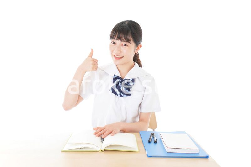 グッドサインをする笑顔の女子学生