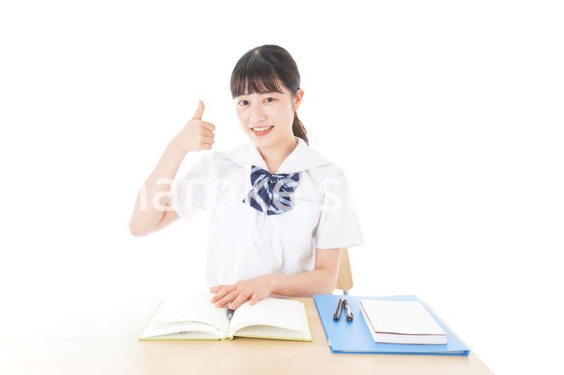 グッドサインをする笑顔の女子学生