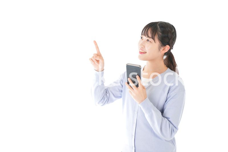 IOT家電をスマホで操作する若い女性