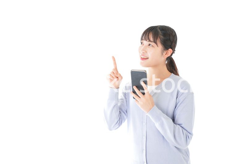 IOT家電をスマホで操作する若い女性