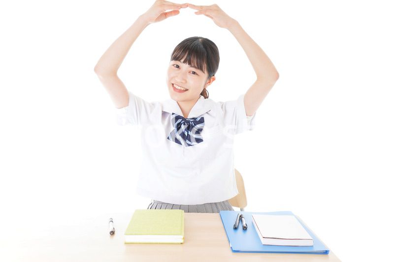 マルを示す制服姿の女子学生