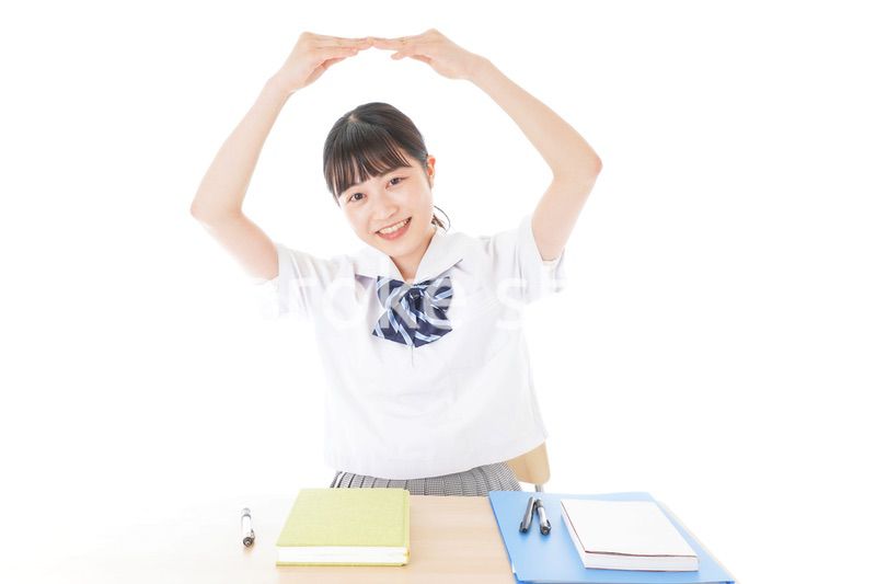 マルを示す制服姿の女子学生