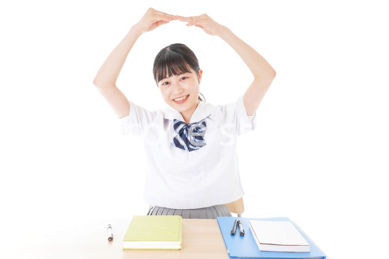 マルを示す制服姿の女子学生