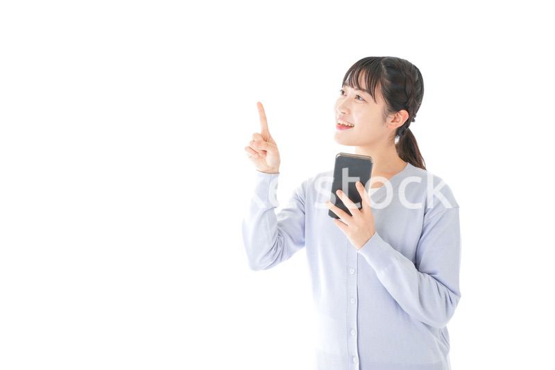 IOT家電をスマホで操作する若い女性