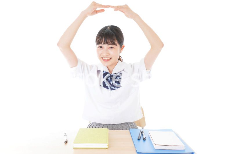 マルを示す制服姿の女子学生