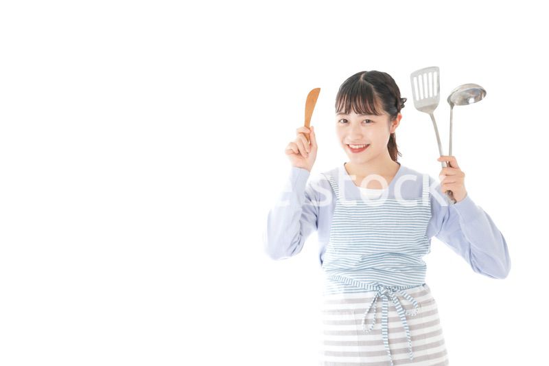 笑顔で料理をする若い主婦