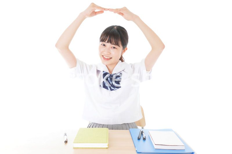 マルを示す制服姿の女子学生