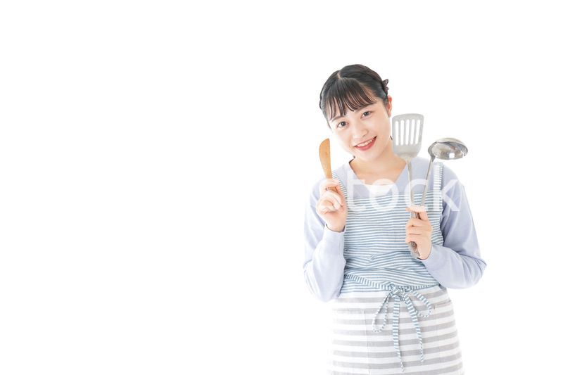 笑顔で料理をする若い主婦