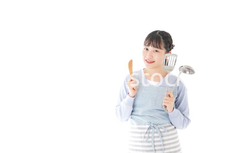 笑顔で料理をする若い主婦