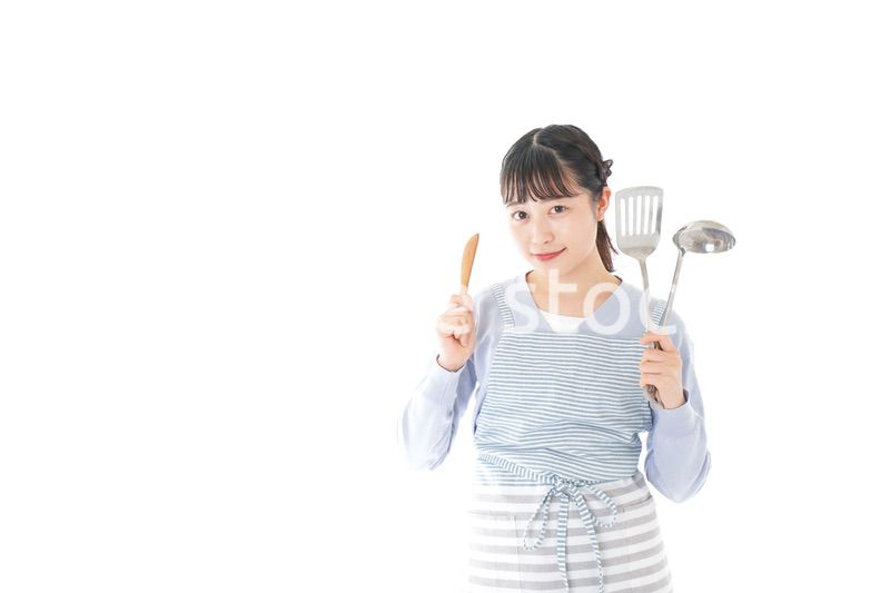 笑顔で料理をする若い主婦