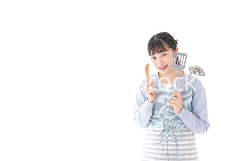 笑顔で料理をする若い主婦