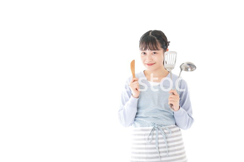 笑顔で料理をする若い主婦