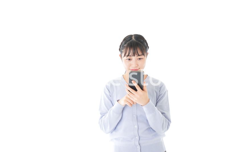 スマホを使う若い女子学生