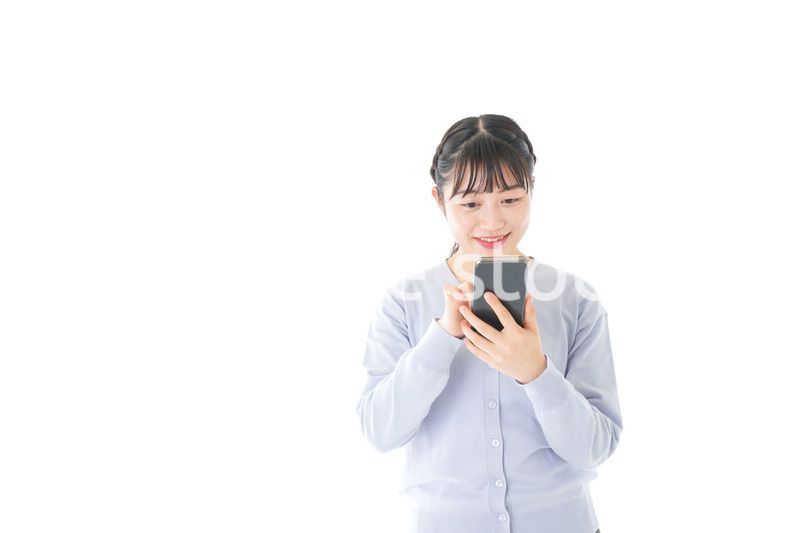 スマホを使う若い女子学生