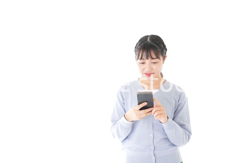 スマホを使う若い女子学生