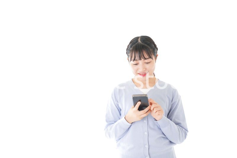 スマホを使う若い女子学生