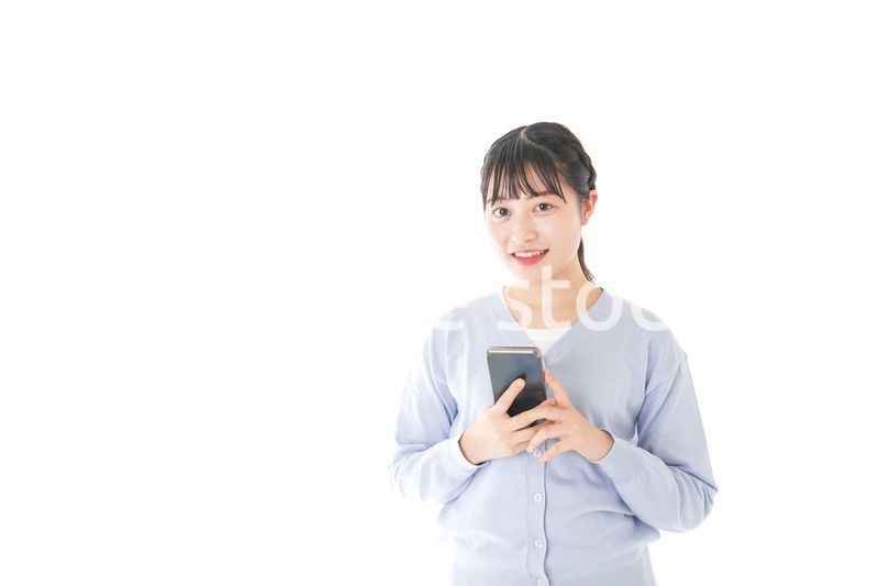 スマホを使う若い女子学生