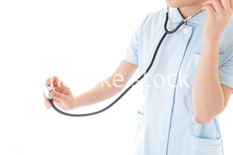 診察をするナース