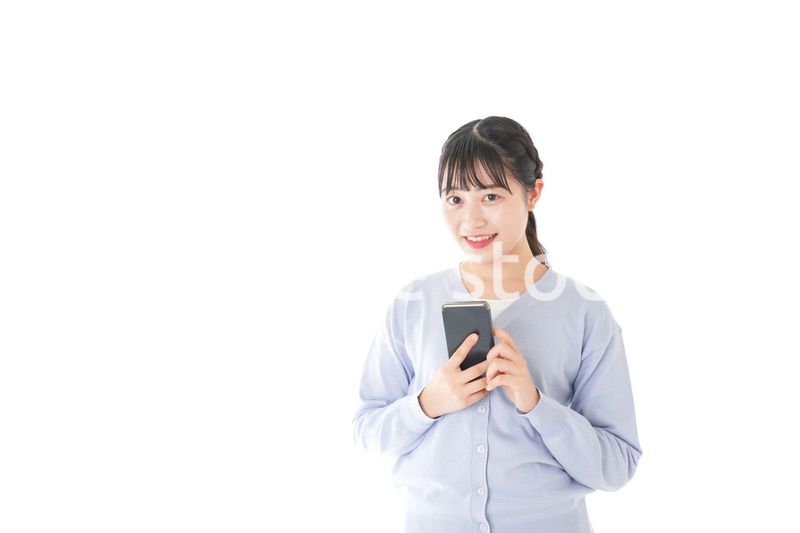スマホを使う若い女子学生