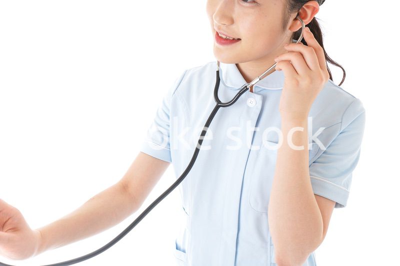 診察をするナース