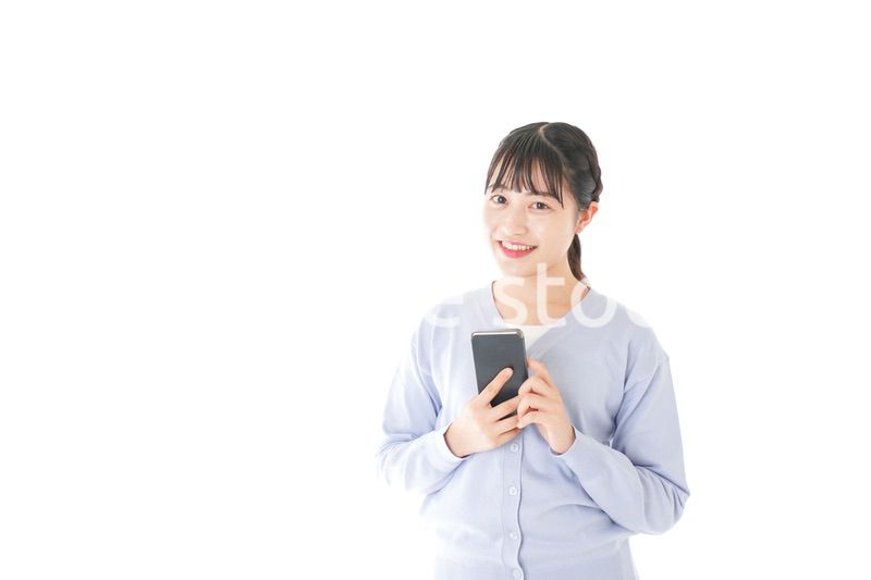 スマホを使う若い女子学生