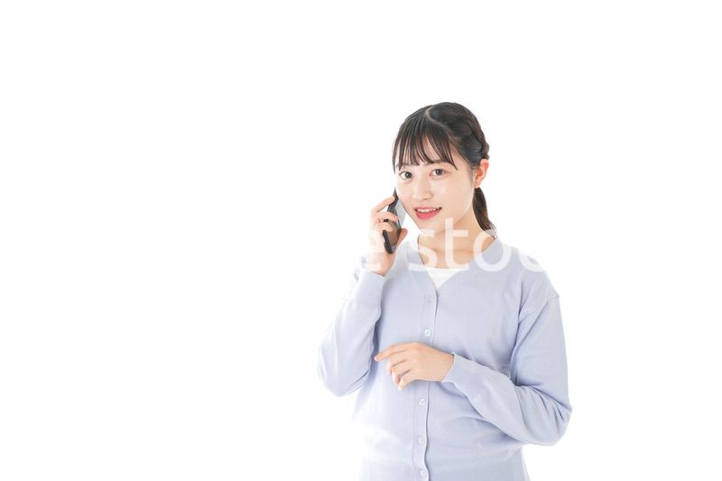 スマホを使う若い女子学生