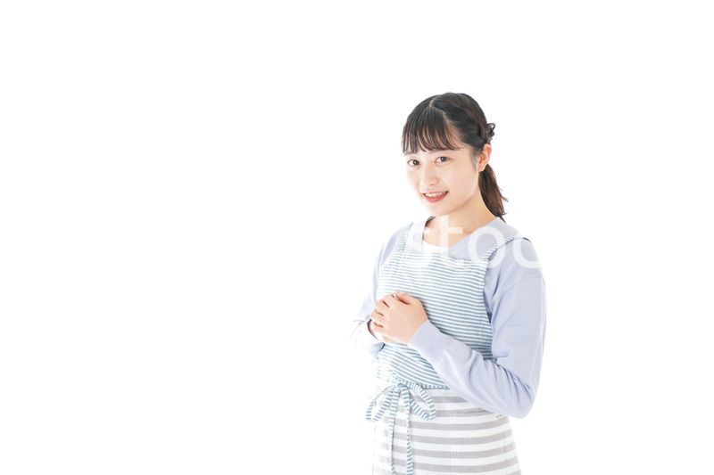 ほほえむ若い主婦