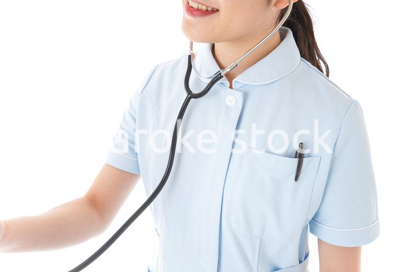 診察をするナース