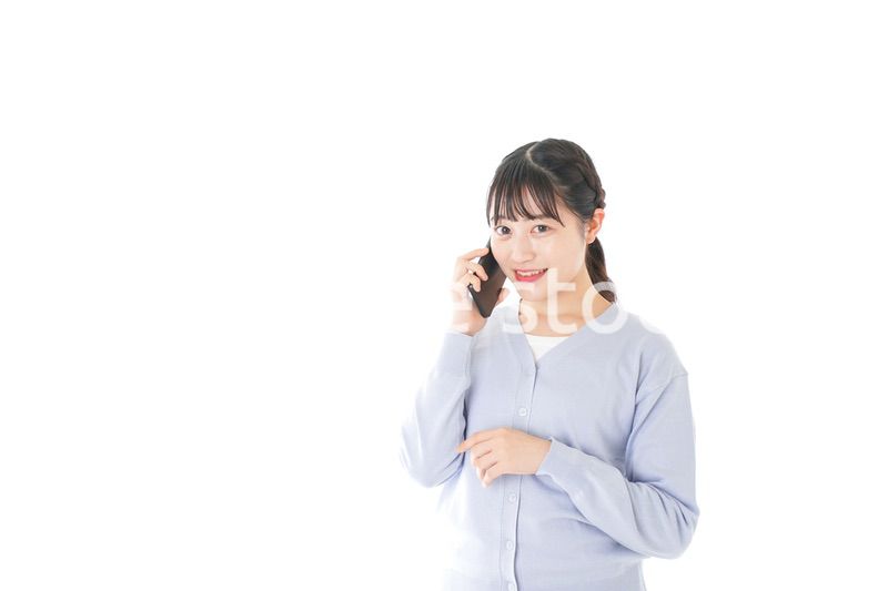 スマホを使う若い女子学生