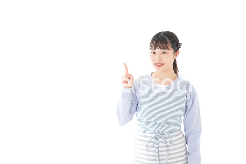 笑顔で指差す若い主婦