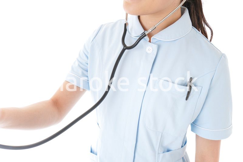 診察をするナース