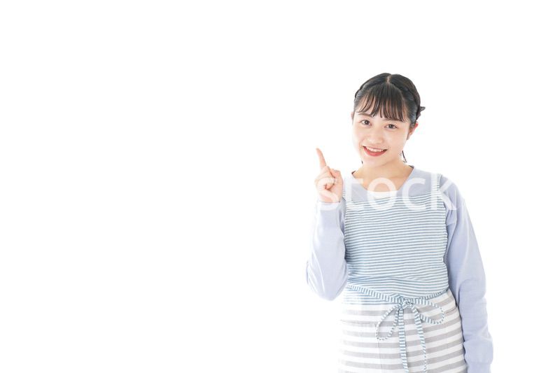 笑顔で指差す若い主婦