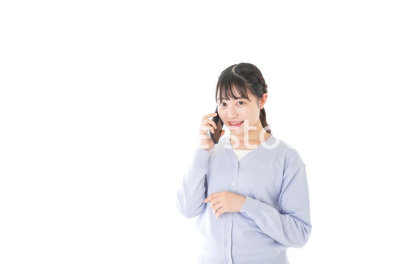 スマホを使う若い女子学生