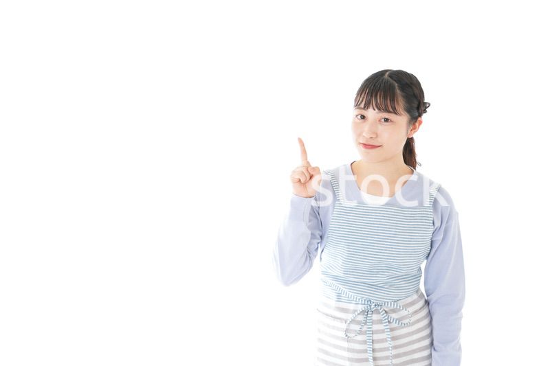 笑顔で指差す若い主婦