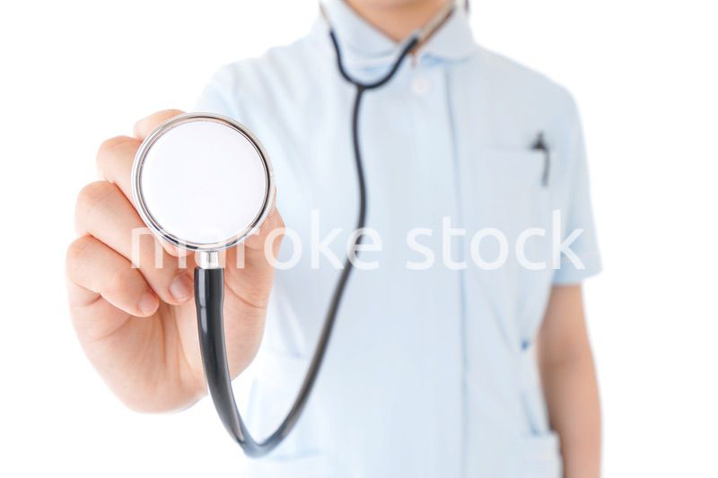 診察をするナース