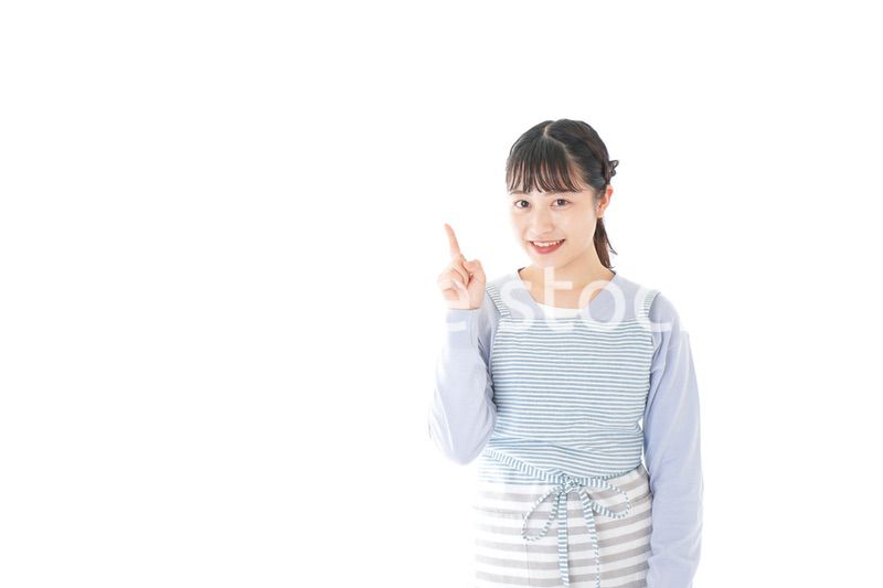 笑顔で指差す若い主婦