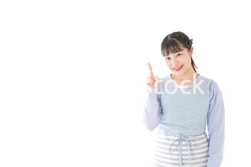笑顔で指差す若い主婦