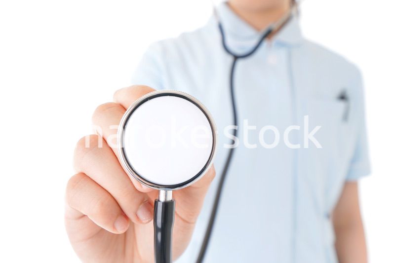 診察をするナース