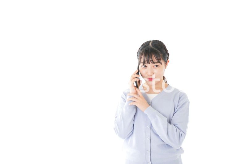 スマホを使う若い女子学生