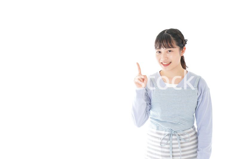 笑顔で指差す若い主婦