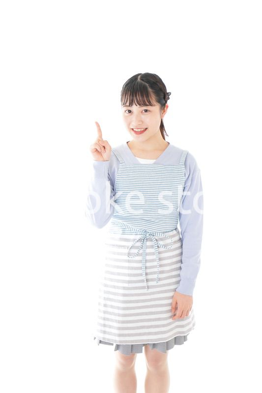 笑顔で指差す若い主婦