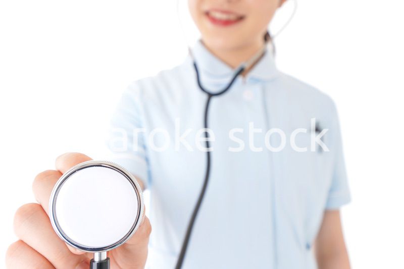 診察をするナース