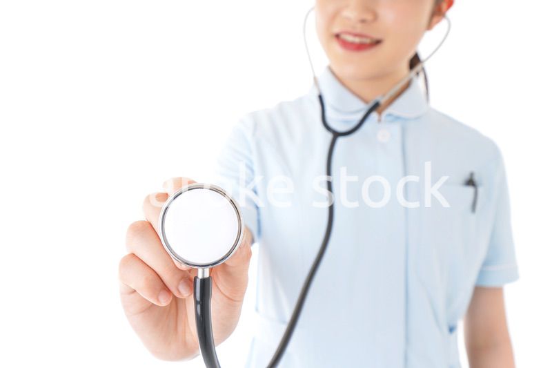 診察をするナース