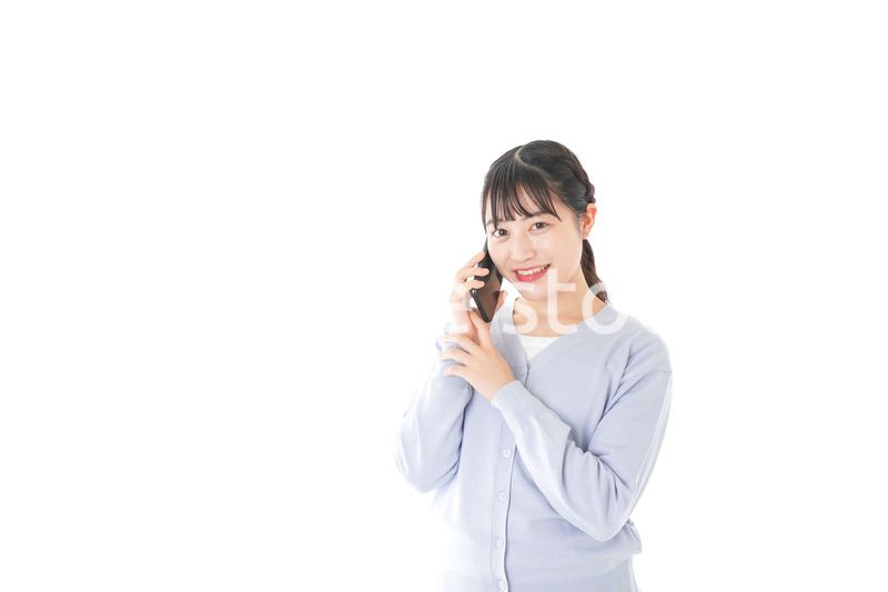 スマホを使う若い女子学生