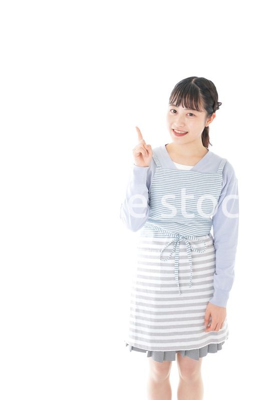 笑顔で指差す若い主婦