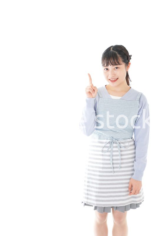 笑顔で指差す若い主婦