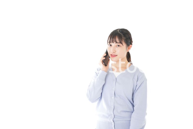 スマホを使う若い女子学生