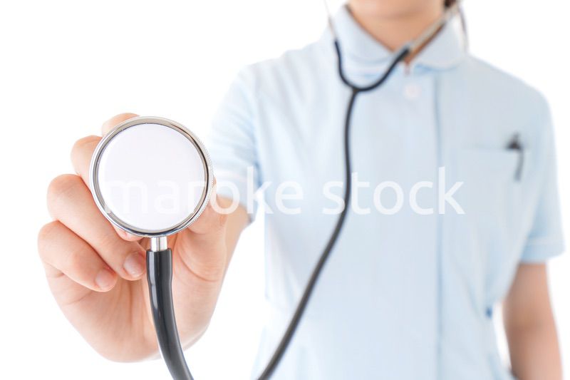 診察をするナース